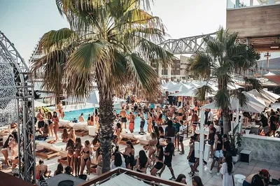 Barcelona Pool Party: Stoke Travel's Ultimate Fiesta on Wheels!