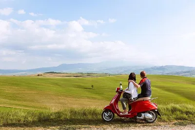 Experience "La Dolce Vita": Vespa Tour & Tuscan Wine Tasting!