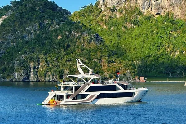 Lan Ha Bay Cruise: Hanoi & Hai Phong Day Tour