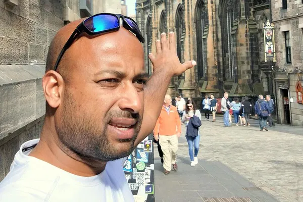 Uncover Edinburgh's Secrets: A Royal Mile Walking Tour with a Local Expert!