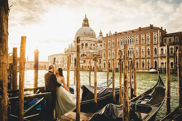 Venice Sunrise Romance: Capture Your Love Story in Timeless Photos