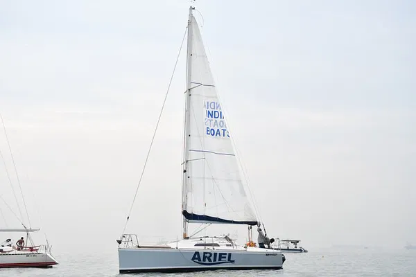 Mumbai Sailing: Yacht Views of Gateway & Taj Hotel