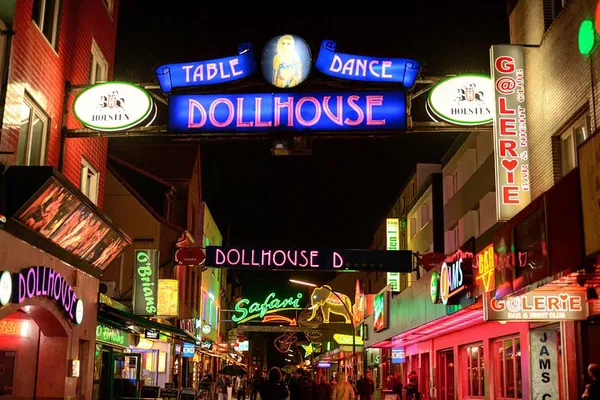 Reeperbahn Tour: Explore St. Pauli with Kiezjungs!