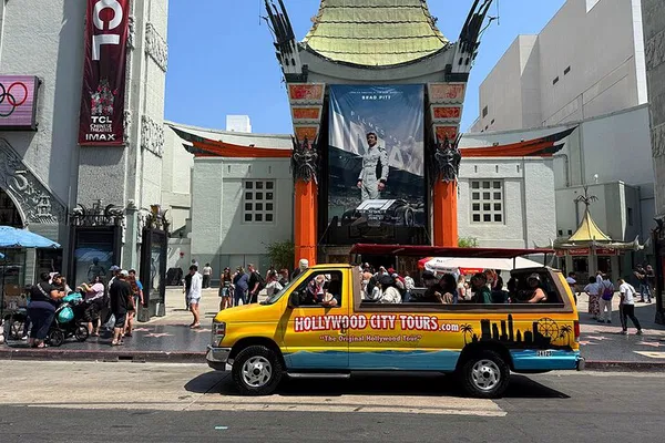 Star-Studded Sightseeing: Uncover Hollywood's Hidden Gems on a Celebrity Homes Tour!