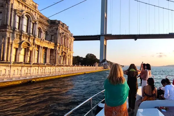 Istanbul Sunset: Luxurious Bosphorus Yacht Cruise
