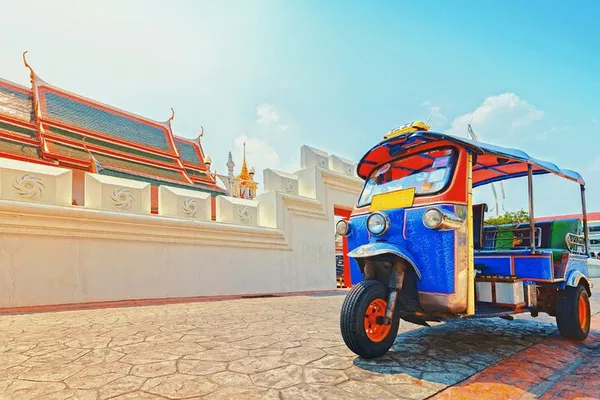 Bangkok Tuk-Tuk Tour: Temples, Markets & Grand Palace Views