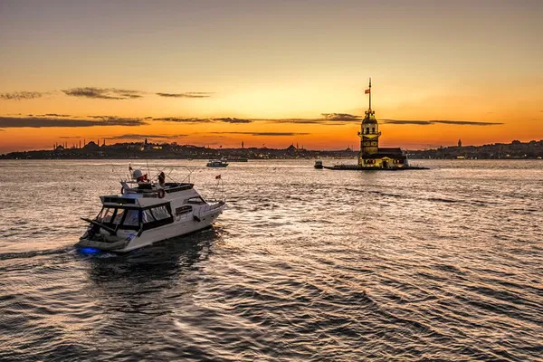 Istanbul Bosphorus Sunset Yacht Cruise: A Luxurious Evening Voyage