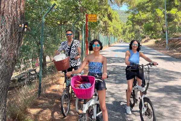 Princes' Islands E-Bike Adventure: Effortless Exploration & Stunning Views!