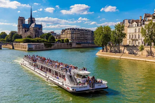 Seine River Cruise: 1-Hour Paris Sightseeing