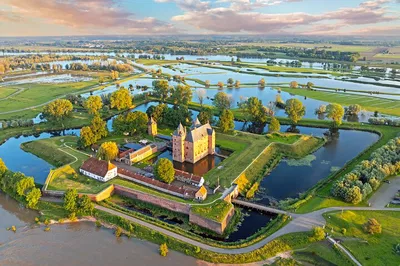 Amsterdam to Kinderdijk Private Transfer: Explore Loevestein Hassle-Free!