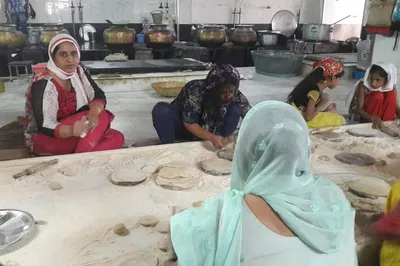New Delhi's Heart: A City Walk & Community Kitchen Volunteering Adventure