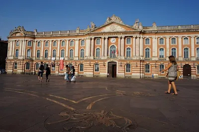 Barcelona to Toulouse: A Luxurious Private Transfer with Historical Stop
