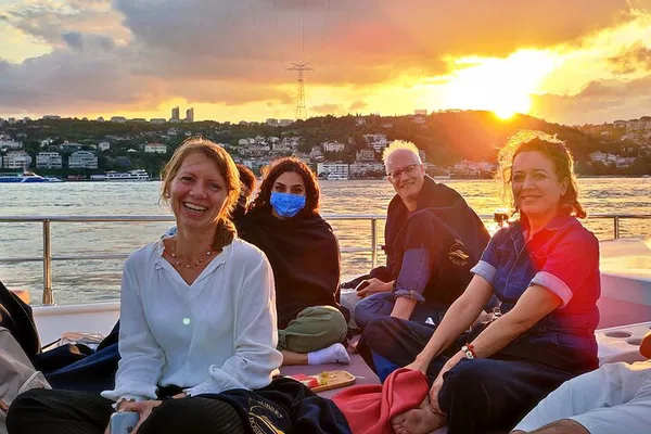 Istanbul Sunset Yacht Cruise: Bosphorus Bliss & Views