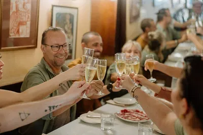 Barcelona: Gothic Quarter Tapas, Wine & Taverns Tour
