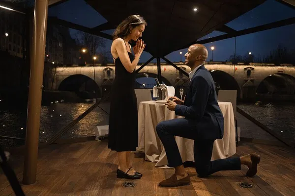 Paris Seine River Proposal: A Romantic Cruise of a Lifetime