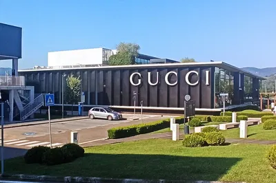 Luxury Fashion Pilgrimage: Private Transfer from Florence to Rome with Outlet Stops