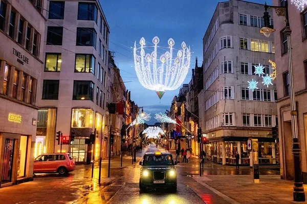 London Christmas Lights: A Magical Cab Tour Experience