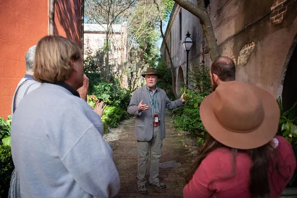 Charleston's Hidden Alleyways: Small Group Walking Tour
