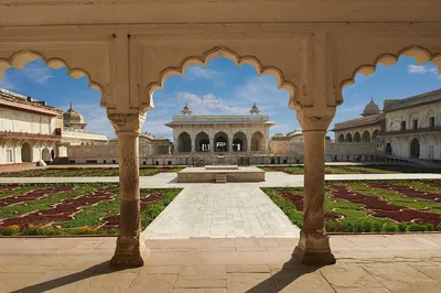 Discover Agra's Wonders in a Day: Taj Mahal & Agra Fort Tour