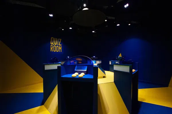 Odéon Quiz Room: Unleash Your Inner Trivia Master in Paris!