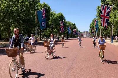 Royal London Bike Adventure: Pubs, Palaces, and Street Art