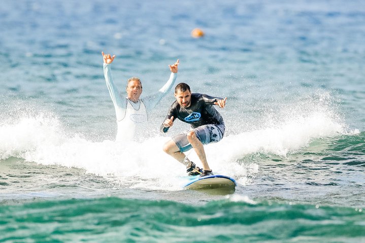 Ride the Waves: Beginner Surf Lessons in Maui with Goofy Foot!