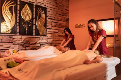 Barcelona Bliss: Couple's Massage & Floral Jacuzzi Escape
