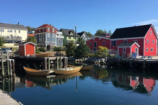 Peggy's Cove & Lunenburg Tour: Small Group Adventure
