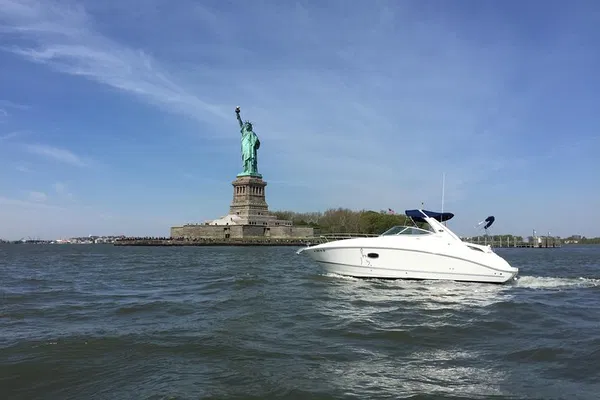 Manhattan's Splendor: A Private Luxury Boat Tour Experience