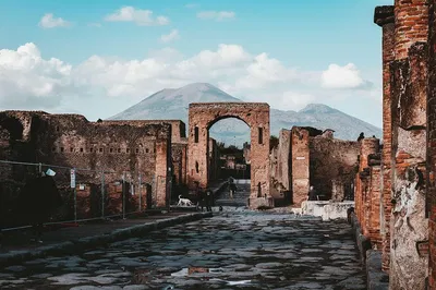 Unforgettable Pompeii Stopover: Naples to Sorrento Private Transfer