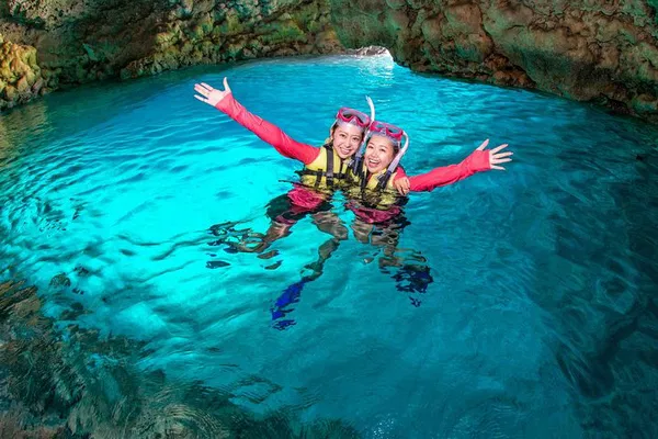 Okinawa Blue Cave Snorkel by Boat: Fish Feeding!