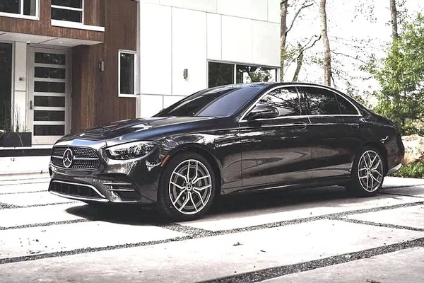 Effortless Arrival: Hamburg Airport to City Transfer in Style