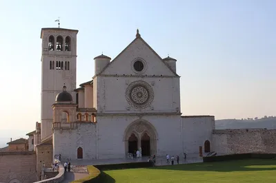 Stress-Free Transfer: Assisi to Rome in Style