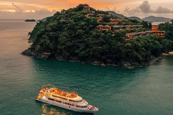 Phuket Sunset Cruise: James Bond Island Dinner & Sea Angel Magic