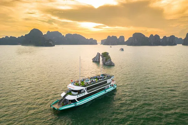 Halong Bay: Luxury Day Cruise with Buffet, Kayaking & Sunset Party!