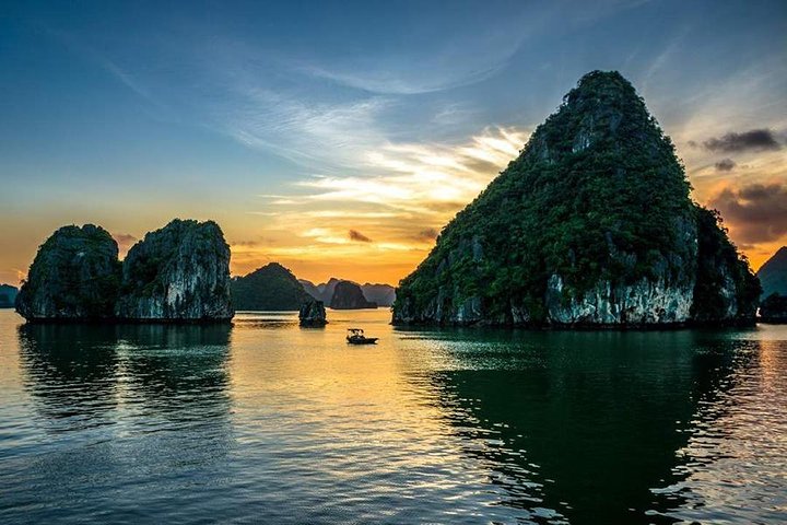 Ha Long Bay Private Day Trip from Hanoi/Harbor