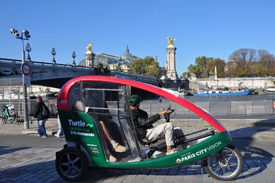 Glide Through Paris: Private Rickshaw Tour of Iconic Sights