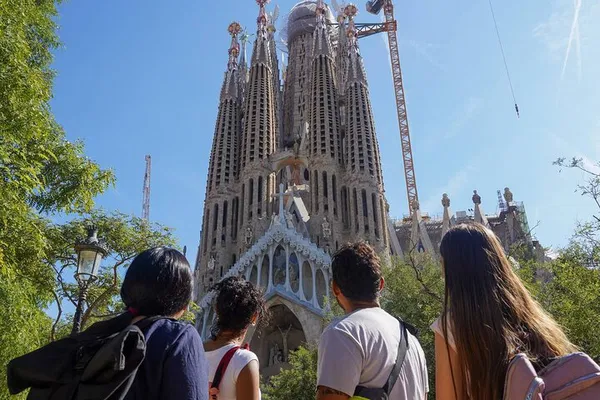 Sagrada Familia Fast Track Tour: Barcelona's Top Must-See!