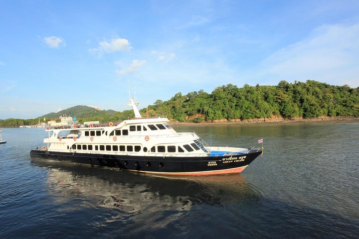 Smooth Andaman Sea Crossing: Koh Phi Phi to Phuket Ferry