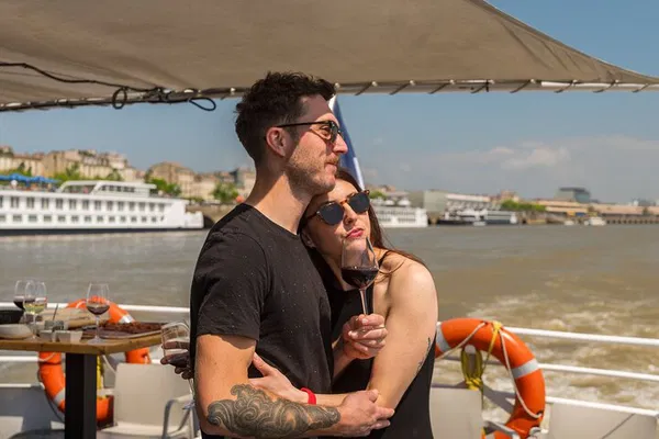 Bordeaux Food Tour: Market & Gourmet River Cruise
