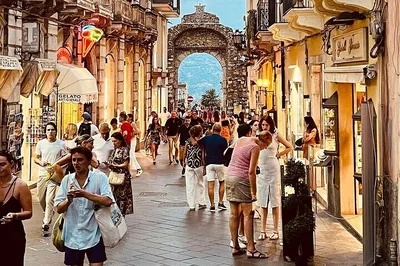 White Lotus Tour & Sicilian Lunch from Taormina
