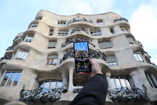 Discover Gaudí's Masterpieces: La Pedrera & Casa Batlló Guided Tour