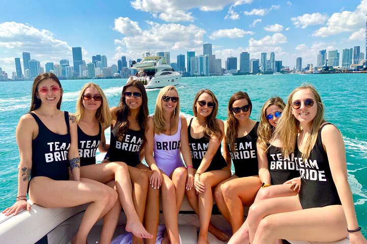 Miami Boat Tour: Celeb Homes & Island Fun!