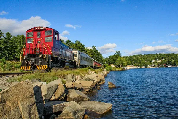 Lakes Region Rails: Winnipesaukee Scenic Train Ride