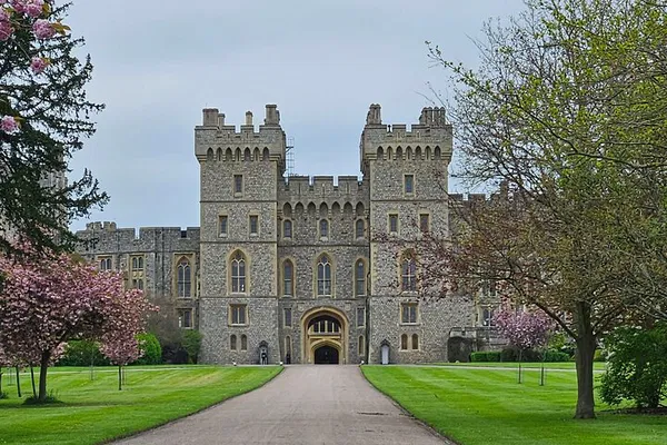 Stonehenge, Windsor & Heathrow Transfer: A Majestic Private Tour