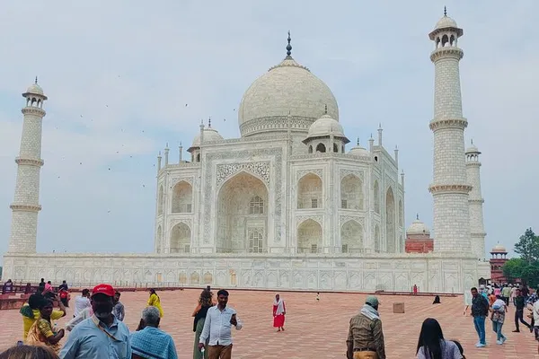 Taj Mahal Day Trip: Aboard India's Fastest Train