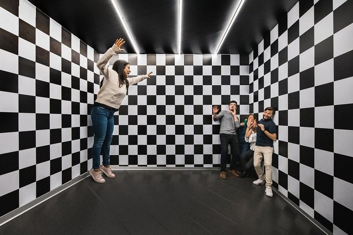 Explore Mind-Bending Illusions: Illuseum Berlin Adventure