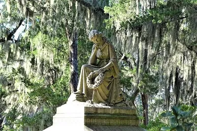 Savannah's Bonaventure Cemetery Walking Tour: Ride Included!