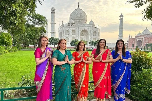 Taj Mahal Photoshoot: Embrace Indian Elegance in Agra