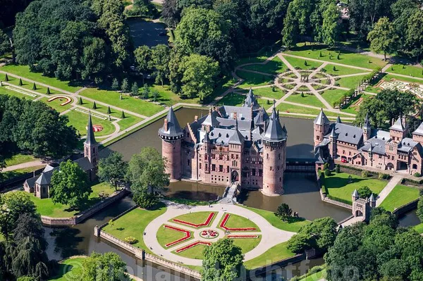 Windmills, Castle & Volendam: Amsterdam Private Tour